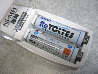 2012-01-07_Daiso_20_充電器に電池セット_01.JPG