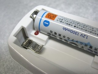 2012-01-07_Daiso_21_充電器に電池セット_02.JPG